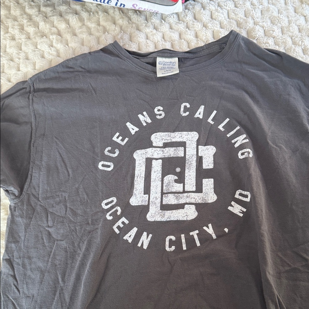 Gildan Charcoal Graphic Tee- Oceans Calling MD